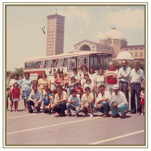 foto pessoas em frente a um onibus